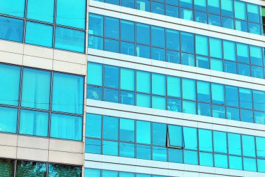 Modern bina. Camdan yapılmış modern ofis binası.