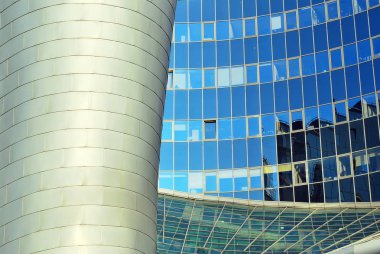 Modern bina. Camdan yapılmış modern ofis binası.