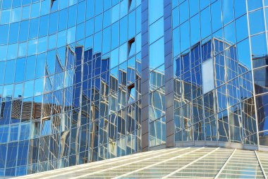 Modern bina. Camdan yapılmış modern ofis binası.