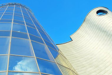 Modern bina. Camdan yapılmış modern ofis binası.