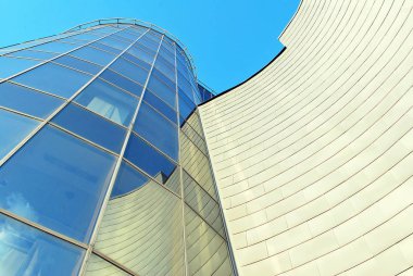 Modern bina. Camdan yapılmış modern ofis binası.