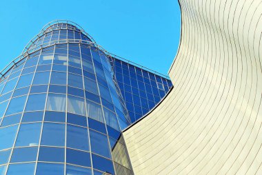 Modern bina. Camdan yapılmış modern ofis binası.