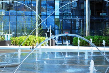 Modern bina. Camdan yapılmış modern ofis binası.