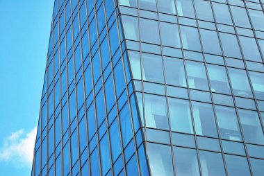 Modern bina. Camdan yapılmış modern ofis binası.