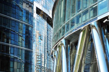 Modern bina. Camdan yapılmış modern ofis binası.