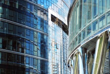 Modern bina. Camdan yapılmış modern ofis binası.