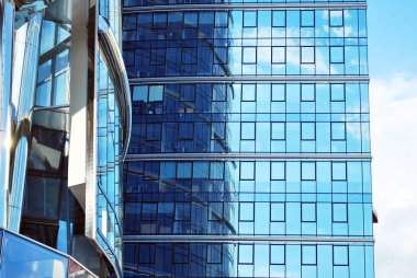 Modern bina. Camdan yapılmış modern ofis binası.