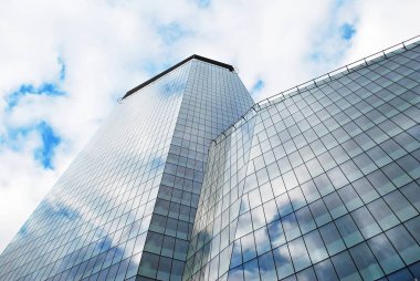 Modern bina. Camdan yapılmış modern ofis binası.