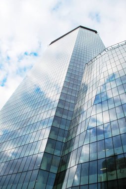 Modern bina. Camdan yapılmış modern ofis binası.