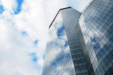 Modern bina. Camdan yapılmış modern ofis binası.