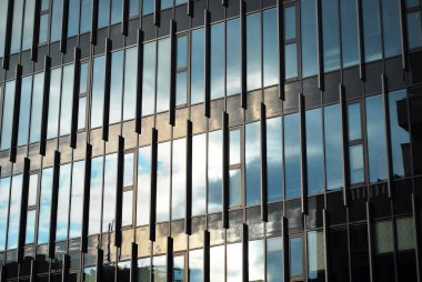 Modern bina. Camdan yapılmış modern ofis binası.