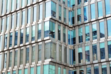 Modern bina. Camdan yapılmış modern ofis binası.