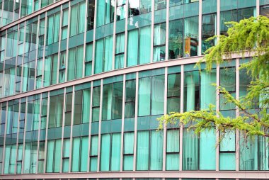 Modern bina. Camdan yapılmış modern ofis binası.