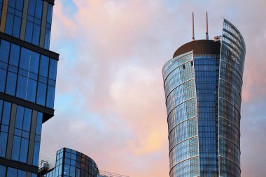 Modern bina. Camdan yapılmış modern ofis binası.