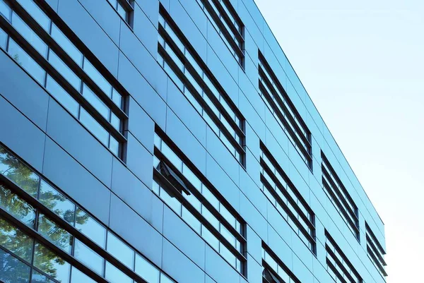 Moderno edificio de oficinas con fachada de vidrio — Foto de Stock