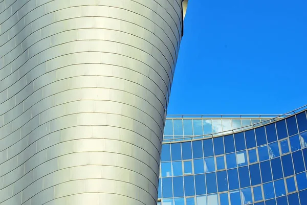 Modern épület.Modern irodaház üveghomlokzattal — Stock Fotó