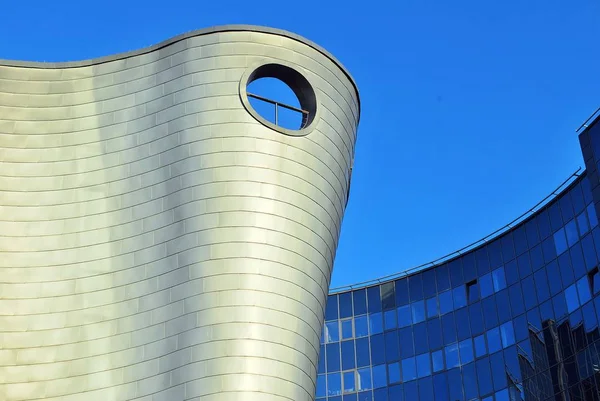 Modern bina. Camdan yapılmış modern ofis binası.