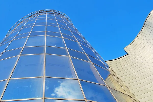 Modern bina. Camdan yapılmış modern ofis binası.