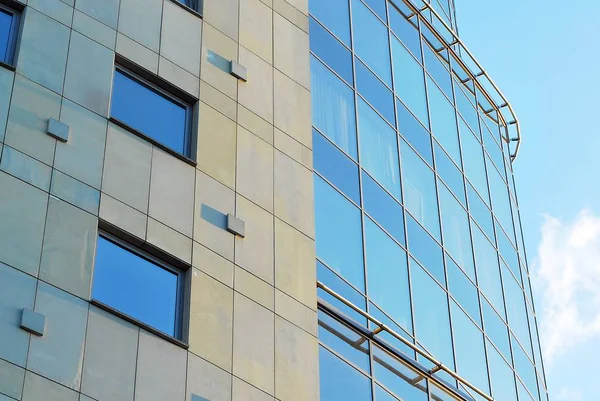 Immeuble de bureaux moderne avec façade en verre — Photo