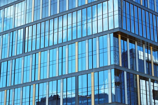 Modernes Gebäude. Modernes Bürogebäude mit Glasfassade — Stockfoto