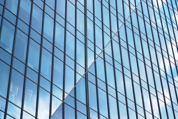 Moderno edificio de oficinas con fachada de vidrio — Foto de Stock