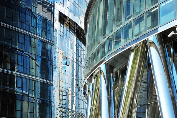 Modern bina. Camdan yapılmış modern ofis binası.