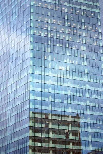 Edifício moderno.Edifício de escritório moderno com fachada de vidro — Fotografia de Stock