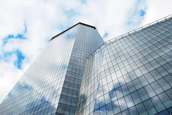 Modern bina. Camdan yapılmış modern ofis binası.