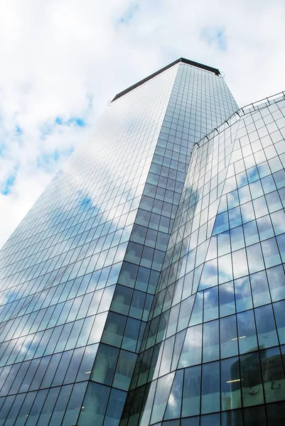 Modern bina. Camdan yapılmış modern ofis binası.