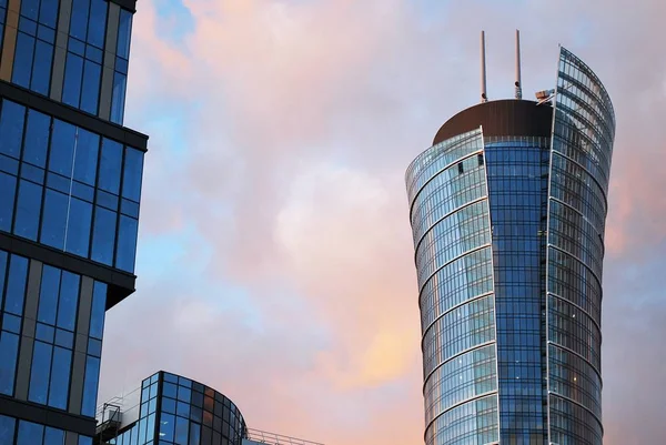 Modern bina. Camdan yapılmış modern ofis binası.