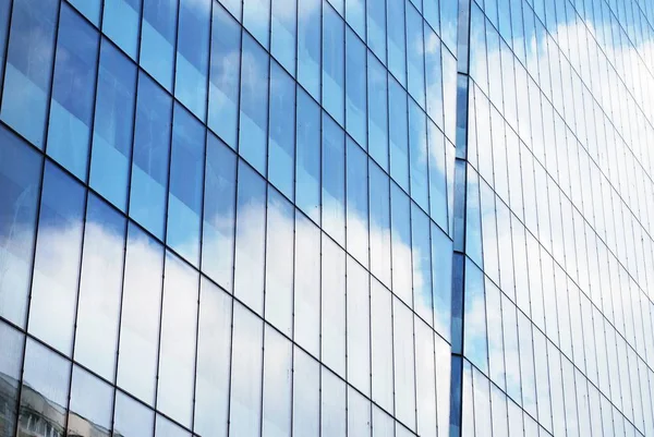 Moderno edificio de oficinas con fachada de vidrio — Foto de Stock