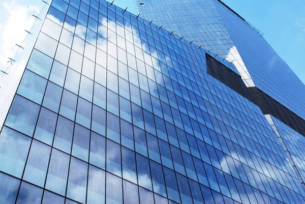 Modern bina. Camdan yapılmış modern ofis binası.