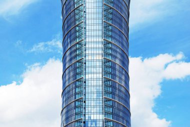 Modern bina. Camdan yapılmış modern ofis binası.