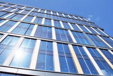 Modern bina. Camdan yapılmış modern ofis binası.