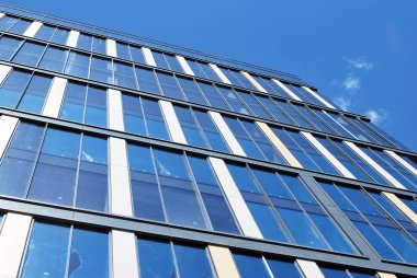 Modern bina. Camdan yapılmış modern ofis binası.