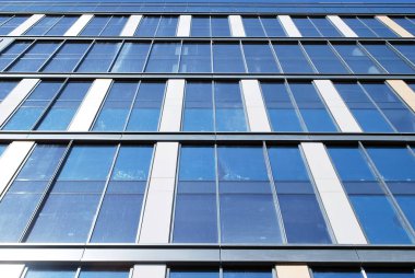 Modern bina. Camdan yapılmış modern ofis binası.