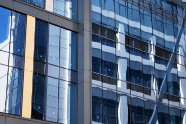 Modern bina. Camdan yapılmış modern ofis binası.