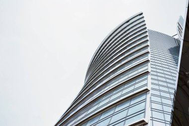 Modern bina. Camdan yapılmış modern ofis binası.