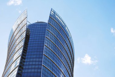 Modern bina. Camdan yapılmış modern ofis binası.