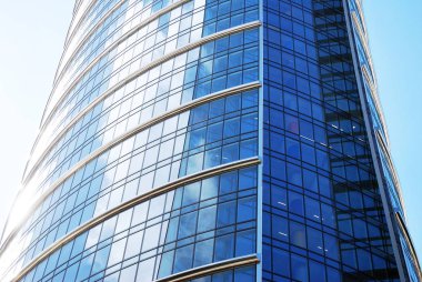 Modern bina. Camdan yapılmış modern ofis binası.