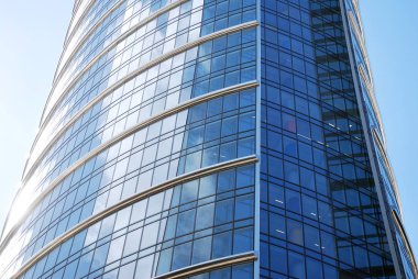 Modern bina. Camdan yapılmış modern ofis binası.