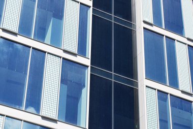 Modern bina. Camdan yapılmış modern ofis binası.