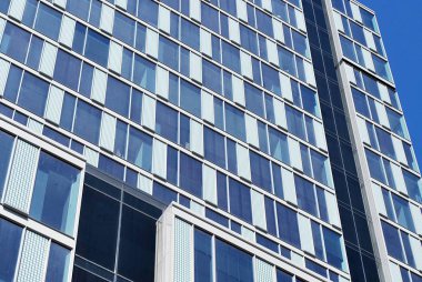 Modern bina. Camdan yapılmış modern ofis binası.