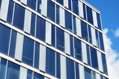 Modern bina. Camdan yapılmış modern ofis binası.