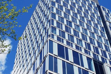 Modern bina. Camdan yapılmış modern ofis binası.