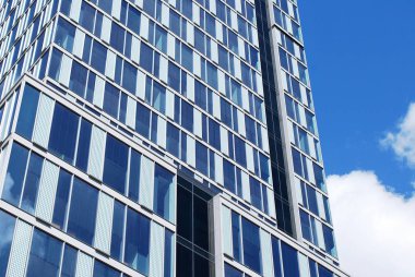 Modern bina. Camdan yapılmış modern ofis binası.