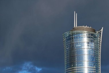 Modern bina. Camdan yapılmış modern ofis binası.