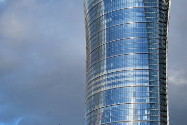 Modern bina. Camdan yapılmış modern ofis binası.