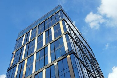 Modern bina. Camdan yapılmış modern ofis binası.
