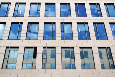 Modern bina. Camdan yapılmış modern ofis binası.